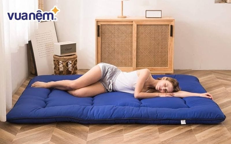Sử dụng tấm lót hoặc nệm mỏng để tránh tiếp xúc trực tiếp với nền nhà