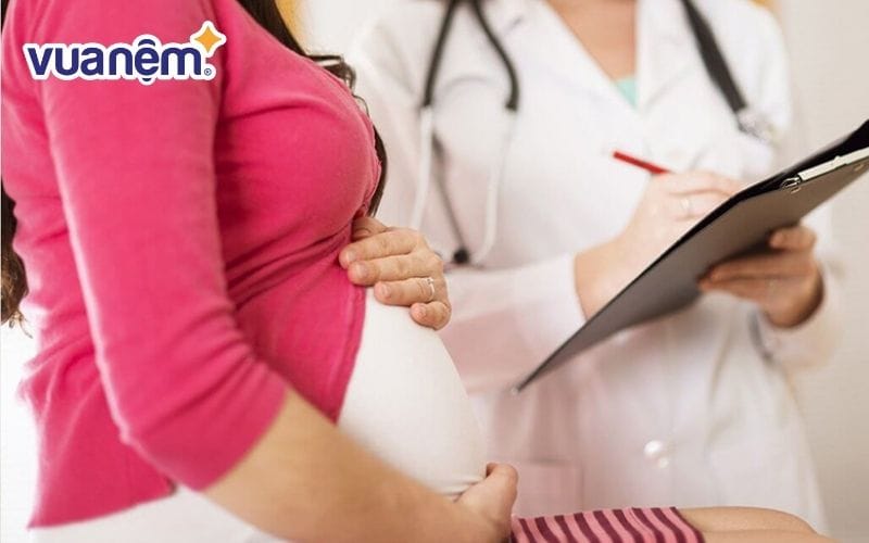 Lắng nghe cơ thể và xin tư vấn chuyên gia nếu mẹ bầu muốn nằm dưới sàn nhà