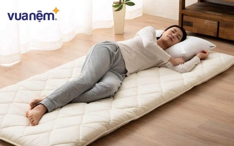 Không nên nằm dưới sàn quá lâu khi đang trong giai đoạn thai kỳ