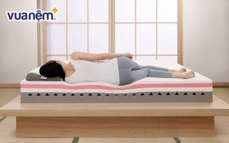 Memory Foam nổi bật với khả năng ôm sát cơ thể và giảm áp lực