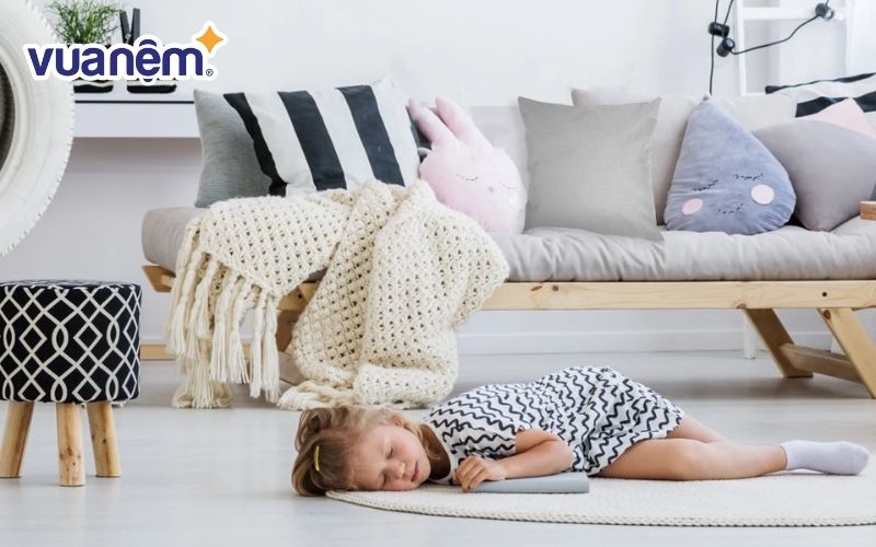 Trẻ em nằm dưới sàn nhà có thể hạn chế nguy cơ té ngã