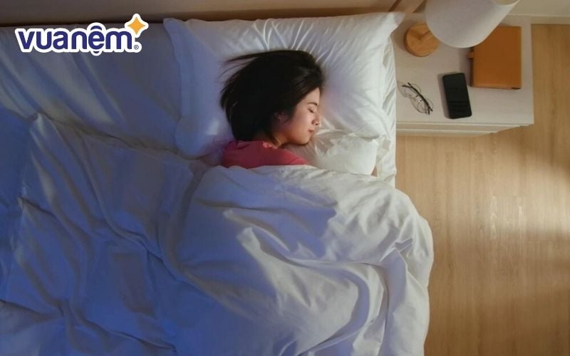 Khi trời quá lạnh, bạn nên nằm trên giường để giữ ấm cơ thể