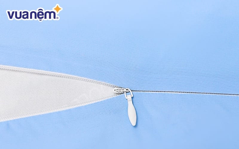 Khóa kéo tiện lợi của gối bông Goodnight Poppy