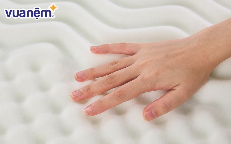 Bề mặt nệm iComfy Coolax Plus được thiết kế theo hình rổ trứng