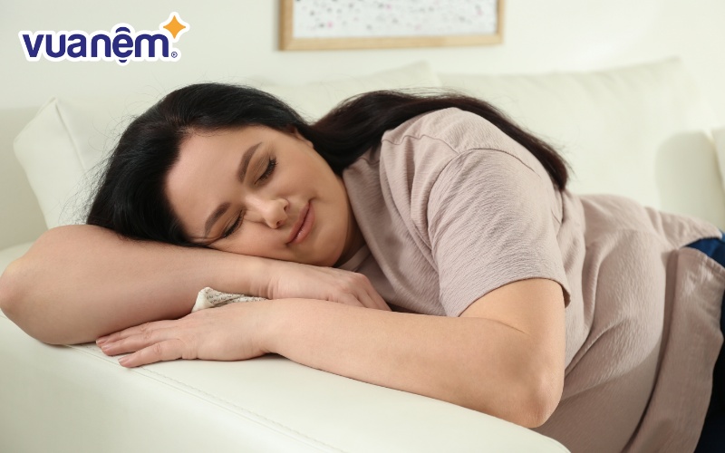 Ngủ ngay sau khi ăn ngăn cản quá trình đốt cháy calo, dẫn đến việc tích trữ mỡ thừa trong cơ thể