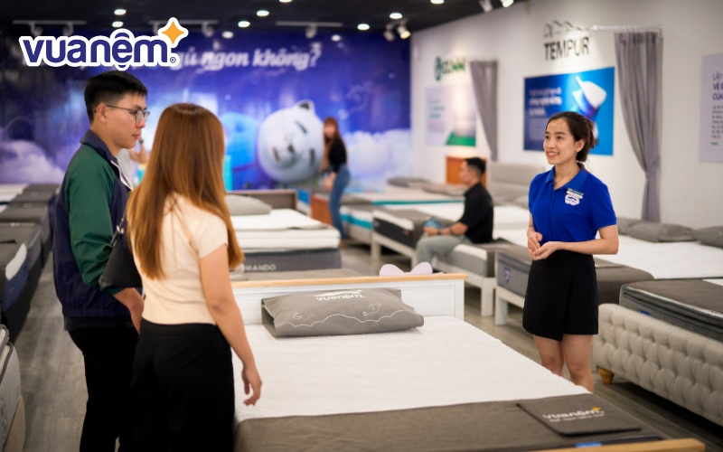 Không chỉ cung cấp sản phẩm chất lượng, Vua Nệm còn chinh phục khách hàng bằng dịch vụ tận tâm