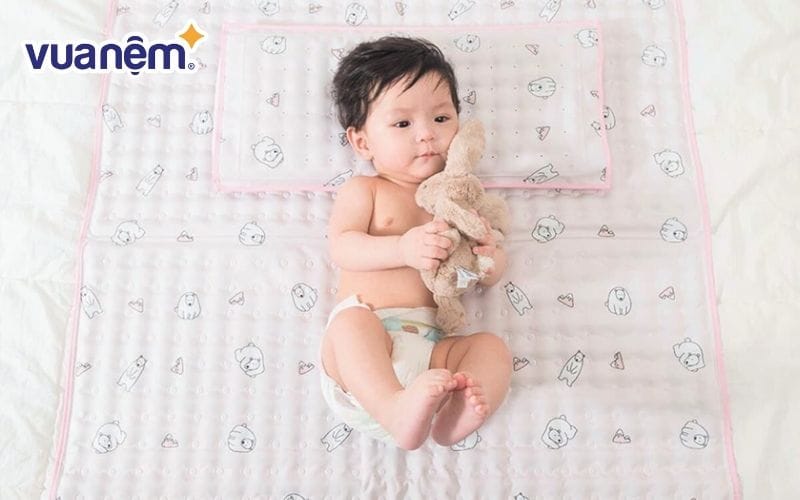 Lựa chọn nệm chiếu giúp trẻ sơ sinh nằm mát lưng vào mùa hè
