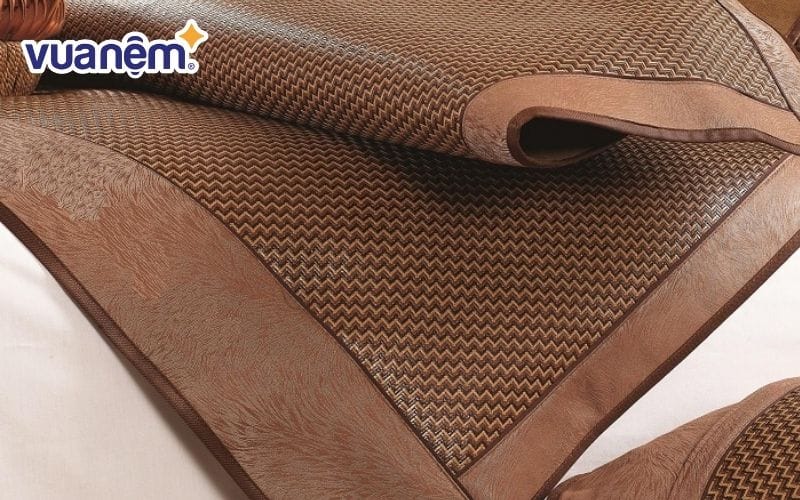Trẻ sơ sinh nên nằm gì cho mát lưng - Chiếu mây