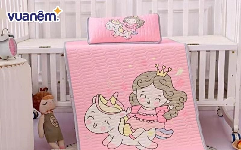 Chiếu cao su là lựa chọn cho ba mẹ băn khoăn trẻ sơ sinh nên nằm gì cho mát lưng