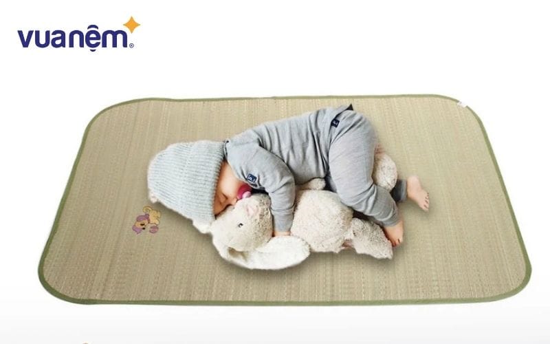 Lưu ý về thân nhiệt khi cho trẻ nằm chiếu mát lưng mùa hè
