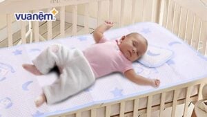 Mùa hè nắng nóng, trẻ sơ sinh nên nằm gì cho mát lưng?