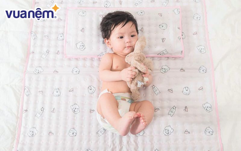 Cha mẹ có thể dễ dàng quan sát và chăm sóc bé khi đặt nệm dưới nền nhà