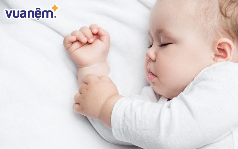 Cho trẻ sơ sinh nằm nệm dưới nền nhà là lựa chọn khả thi nếu gia đình đảm bảo các yếu tố an toàn và vệ sinh