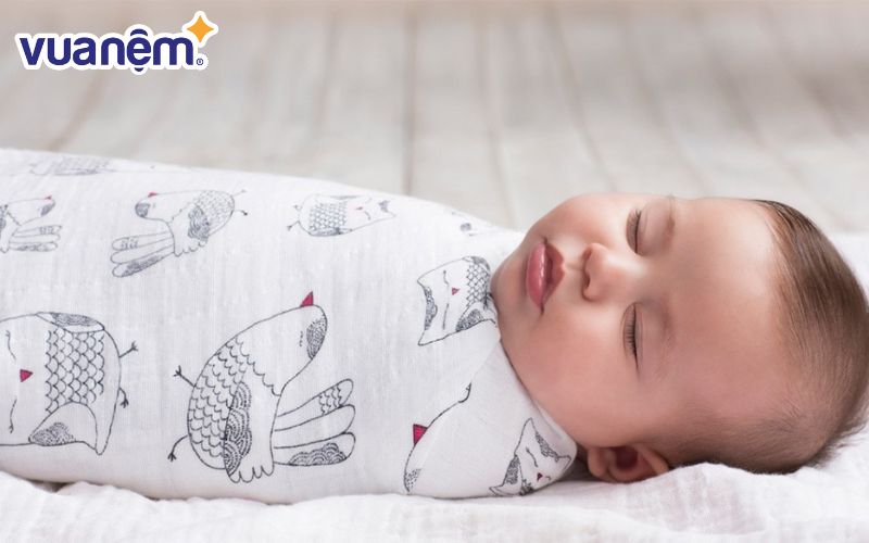 Giải đáp thắc mắc trẻ sơ sinh nằm nệm dưới nền nhà có dễ bị ốm không?