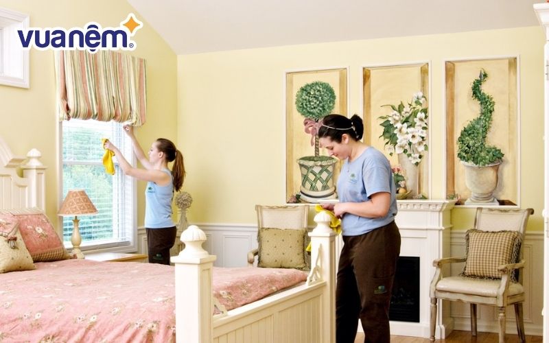 Vệ sinh phòng ngủ đều đặn để hạn chế mùi nấm mốc khó chịu