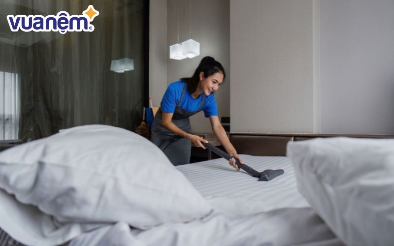 Vệ sinh định kỳ các đồ dùng trong phòng ngủ để ngăn sự tích tụ ẩm