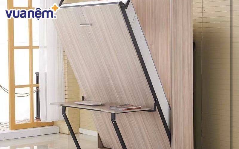 Sinh viện, người độc thân có phòng ngủ nhỏ nên dùng giường gấp thông minh kết hợp bàn học, bàn làm việc