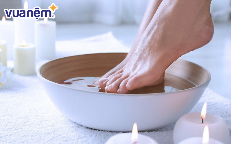 Ngâm chân với nước ấm trước khi đi ngủ