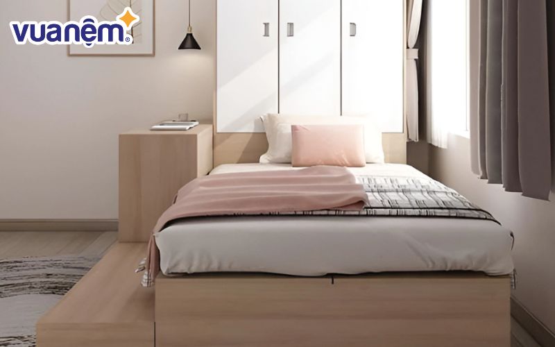 Thiết kế giường dạng bục liền khối, mang lại cảm giác vững chắc và hài hòa cho không gian