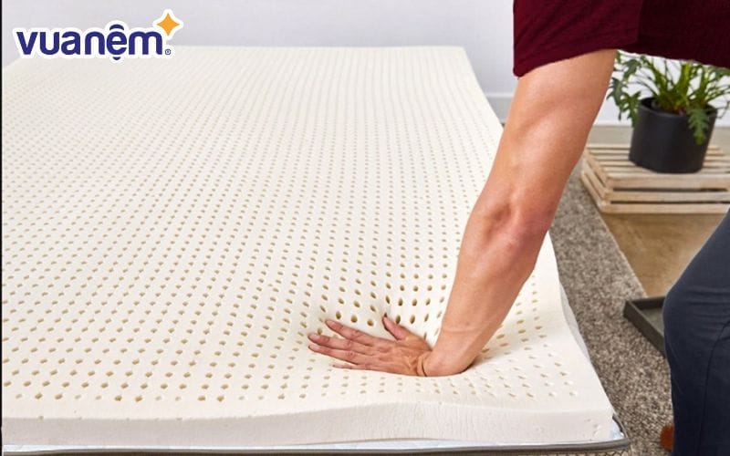 Nệm cao su có độ đàn hồi và độ bền cao nhất nên sẽ lâu bị xẹp lún