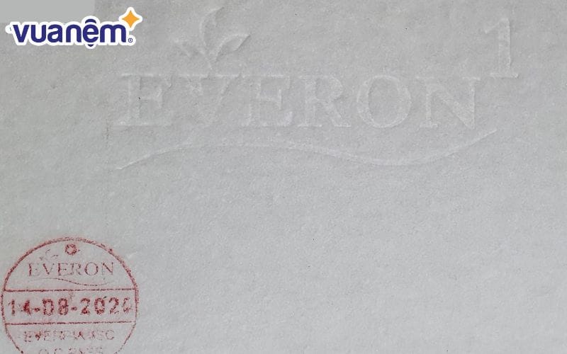 Nệm Everon chính hãng sẽ có dấu dập chìm và dấu đỏ in trên bề mặt sản phẩm