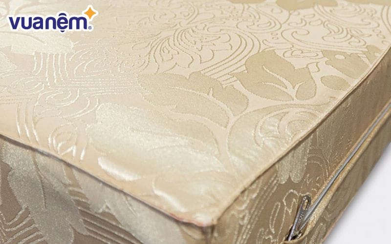 Vỏ nệm bông ép Everon thường làm bằng chất liệu vải gấm, bền và dày hơn các loại vải thông thường