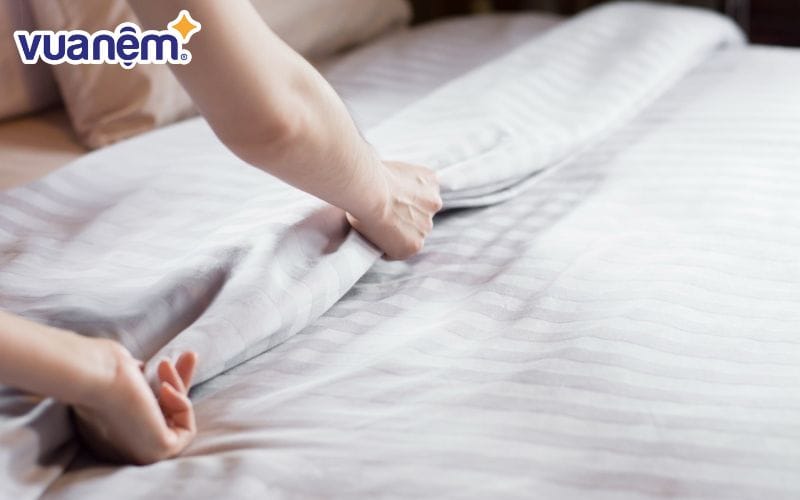 Chăn, ga, gối nếu không được giặt giũ thường xuyên sẽ gây mùi hôi khó chịu, tạo cảm giác ngột ngạt