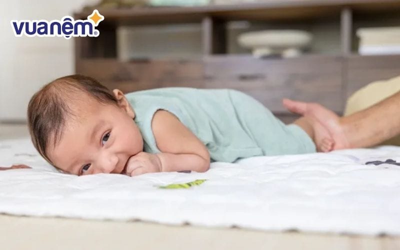 Trẻ em nên nằm nệm mỏng với độ cứng vừa phải