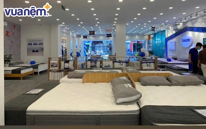 Không gian mua sắm rộng rãi tại cửa hàng Vua Nệm