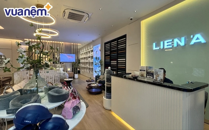 Liên Á gây ấn tượng với chuỗi cửa hàng hiện đại