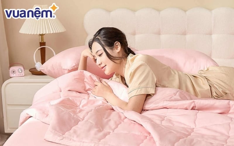Chăn hè mát lạnh Goodnight Airsilk kết hợp hoàn hảo giữa sợi Tencel tự nhiên và Polyester bền chắc.
