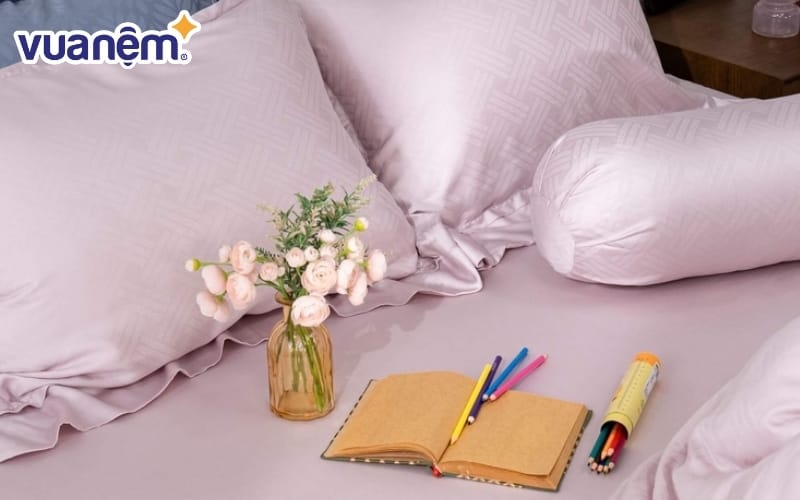 Nên tìm mua các sản phẩm được làm từ vải chất lượng tốt, bề mặt mềm mịn, mát lạnh