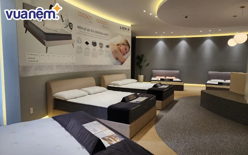 Không gian mua sắm hiện đại tại cửa hàng Liên Á