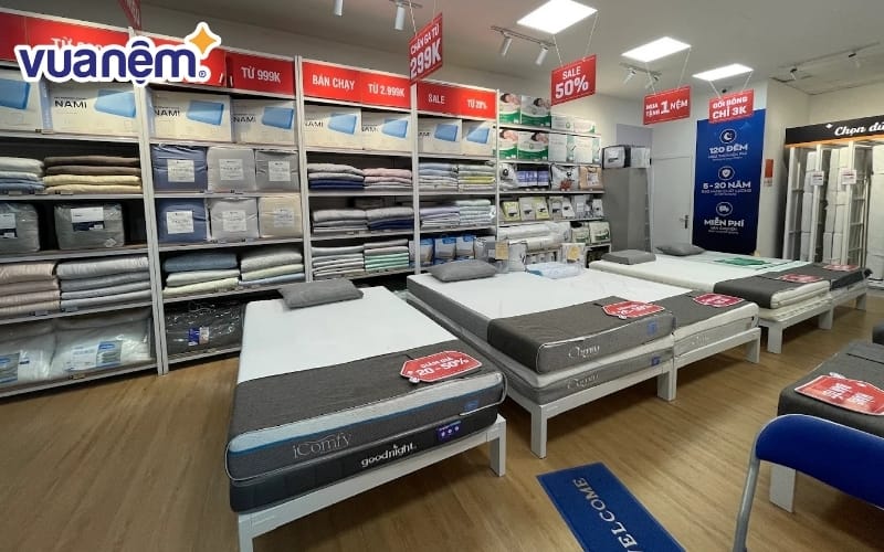 Cửa hàng Vua Nệm tại quận 8 trưng bày nhiều sản phẩm