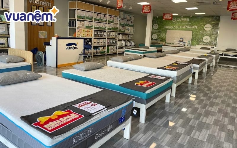 Cửa hàng Vua Nệm tại Bến Tre bày bắn nhiều sản phẩm chăn ga gối nệm