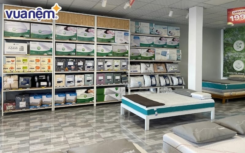 Cửa hàng Vua Nệm tại Bến Tre bày bắn nhiều sản phẩm chăn ga gối nệm