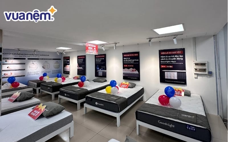 Cửa hàng Vua Nệm trưng bày nhiều mẫu chăn ga gối nệm