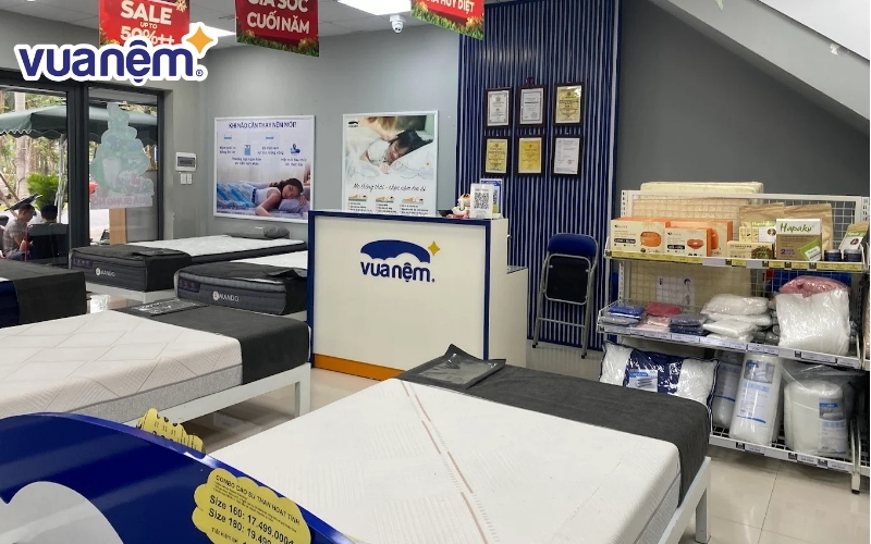Không gian mua sắm tại cửa hàng Vua Nệm ở Hưng Yên