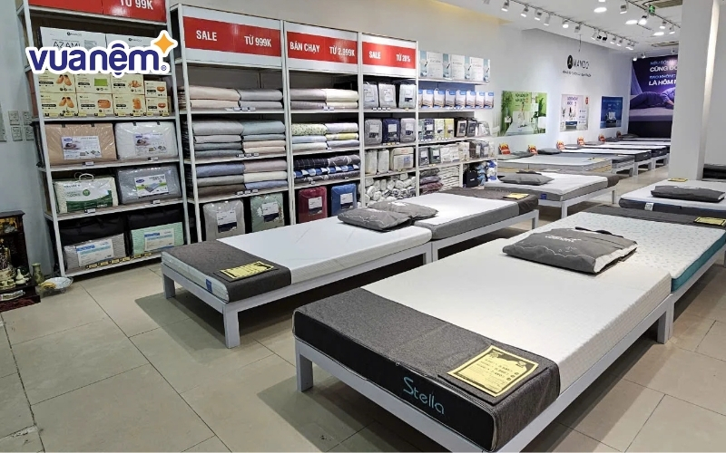 Không gian bày trí tại cửa hàng Vua Nệm ở Lạng Sơn