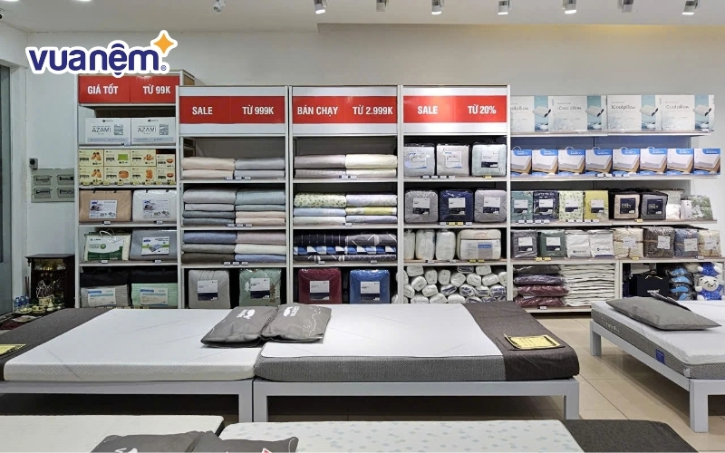 Không gian bày trí tại cửa hàng Vua Nệm ở Lạng Sơn