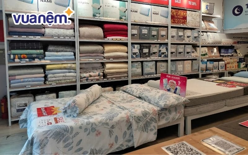 Không gian trưng bày tại cửa hàng Vua Nệm ở Nam Định
