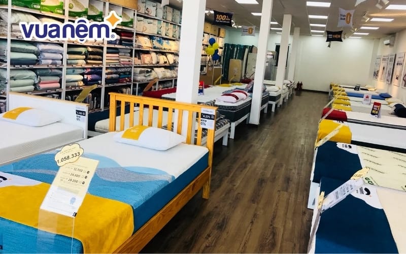 Không gian trưng bày tại cửa hàng Vua Nệm ở Nam Định