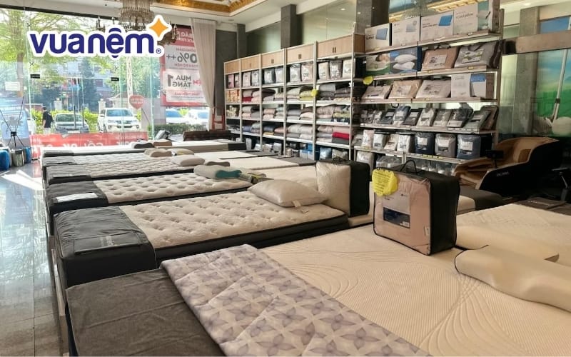 Cửa hàng sở hữu không gian trưng bày rộng rãi, nhiều mẫu nệm