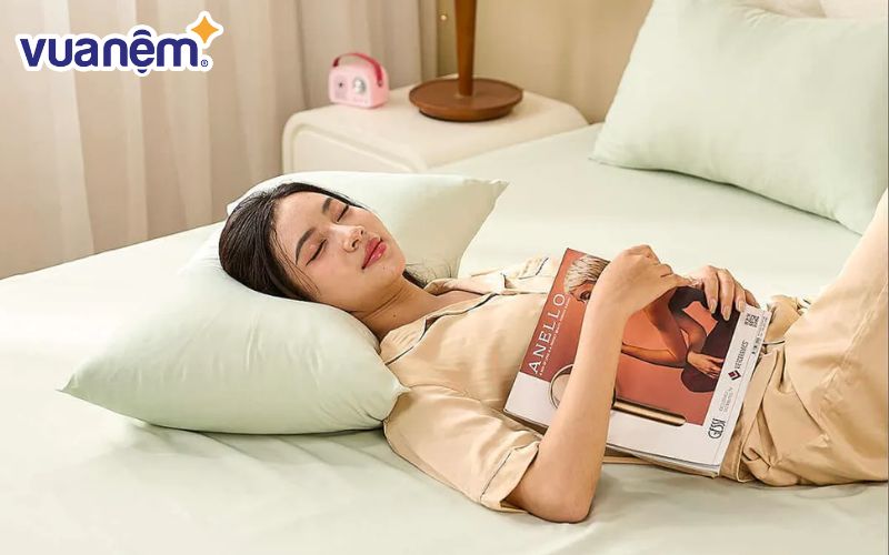 Mặc quần áo ngủ mát mẻ, mỏng nhẹ để hạn chế nằm nệm bị nóng