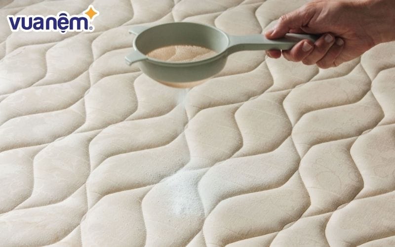Rắc baking soda để hút hết bụi bẩn bám trên nệm