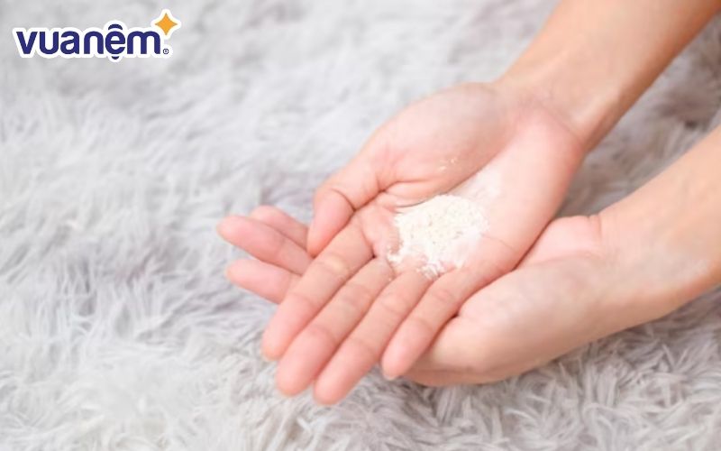 Rải đều bột baking soda lên nệm để loại việc nệm bị hôi