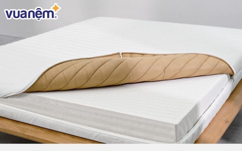 Người dùng nên khử mùi nệm cao su mới mua về do mùi khá nồng và khó chịu