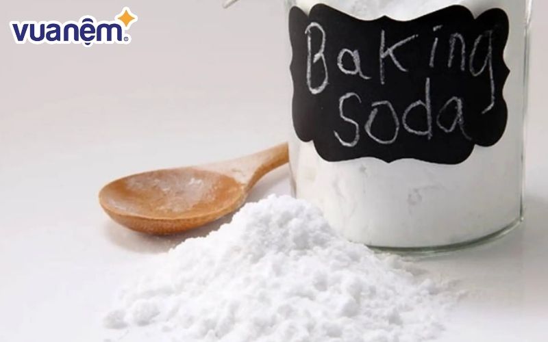 Một trong những cách khử mùi nệm cao su non là dùng baking soda