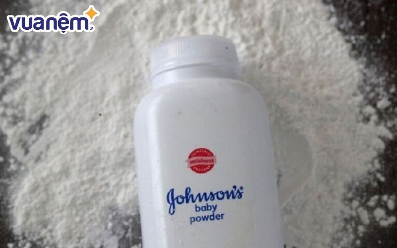 Gia đình có em bé thường dùng phấn rôm để khử mùi nệm cao su non