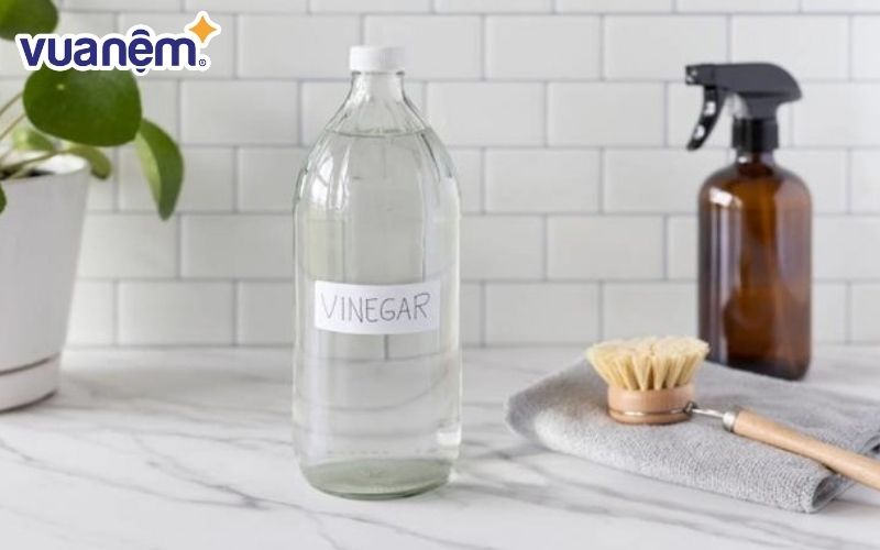 Sử dụng giấm trắng để khử mùi nệm cao su